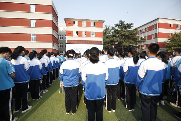 地震逃生常演练 安全自救记心间——咸阳市高新一中开展防震减灾安全疏散演练活动