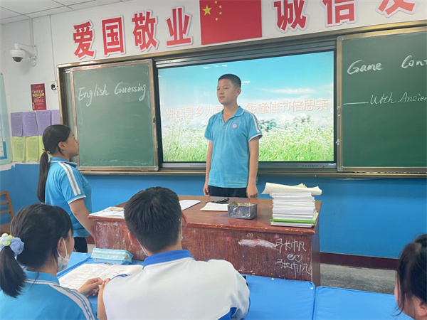 咸阳市高新一中初中部举办英文古诗词“你比我猜”趣味活动