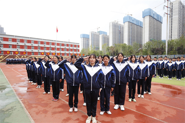 鲜衣怒马少年时 厉兵秣马点兵日——咸阳市高新一中举办2022级高一新生入学国防教育暨行为习惯教育结营仪式