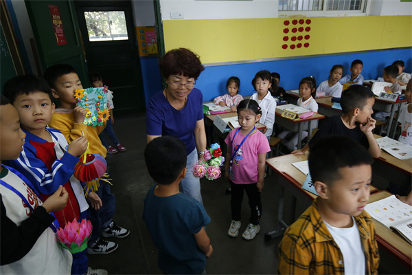 心怀皓月 致敬师恩——咸阳市高新一中小学部双节“五育”作业展