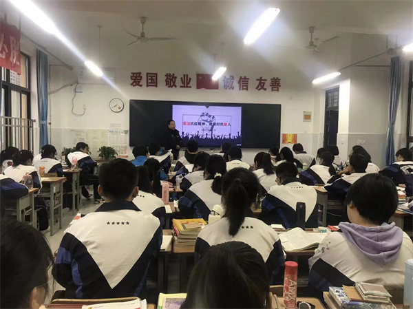 重温抗疫精神 做新时代新人——咸阳市高新一中高中部召开复课安排会和复课第一课主题班会