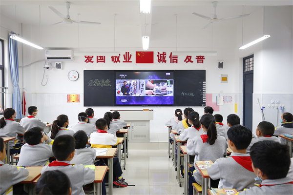 天宫课堂点亮科学梦想——咸阳市高新一中组织学生观看天宫课堂