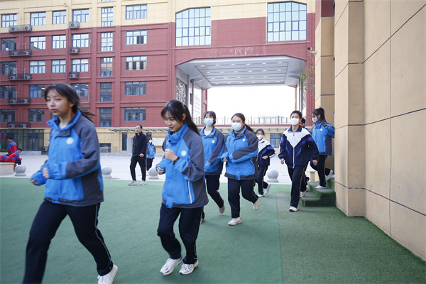 演练于行 防患于心——咸阳市高新一中高中部开展紧急事件疏散安全演练