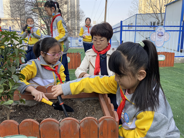 咸阳市高新一中小学部开展“红领巾进社区”学雷锋植树活动