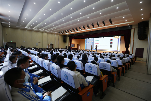 交通安全 与你同行——咸阳市高新一中举办交通安全教育宣讲活动
