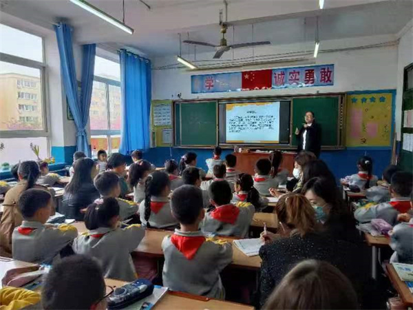 骨干示范多珠玑 凝心聚力育桃李——咸阳市高新一中小学部开展骨干教师展示课活动