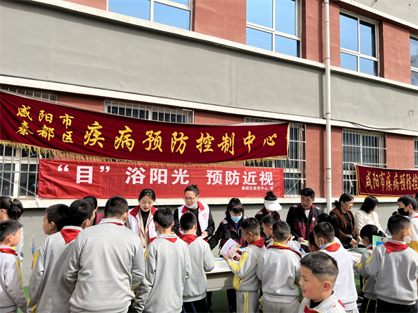 “饮水与健康”和“爱眼护眼”科普宣讲活动走进咸阳市高新一中