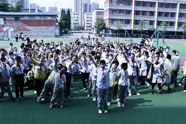 奋力拼搏 迎“篮”而上——咸阳市高新一中小学部举办六年级组篮球比赛