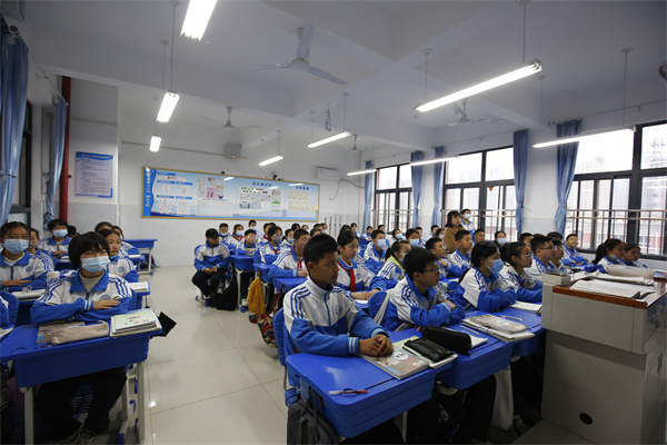 咸阳市高新一中组织学生观看“陕西省青少年读书行动启动仪式”