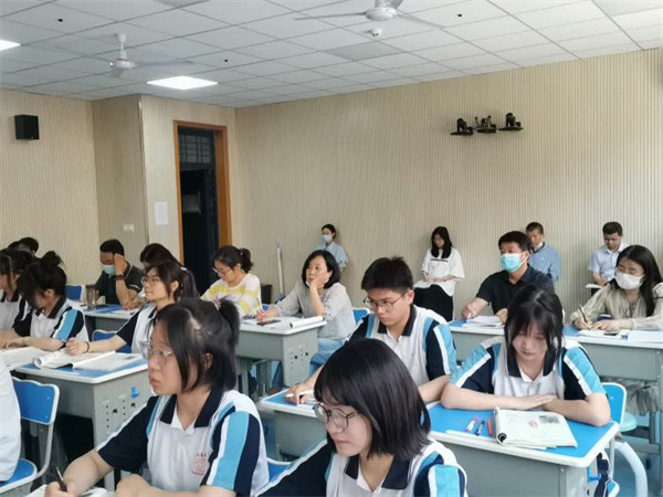 展风采 促成长——咸阳市高新一中高中部举办青年教师汇报课活动