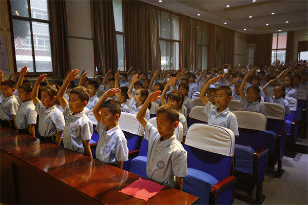 学习二十大 红领巾心向党——咸阳市高新一中举行队前教育暨少先队员入队仪式