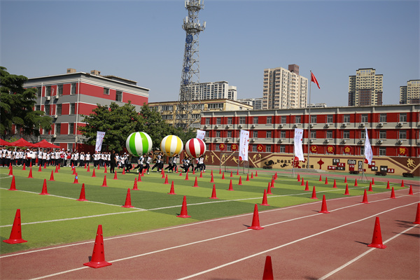 “红气球校园挑战赛”走进咸阳市高新一中