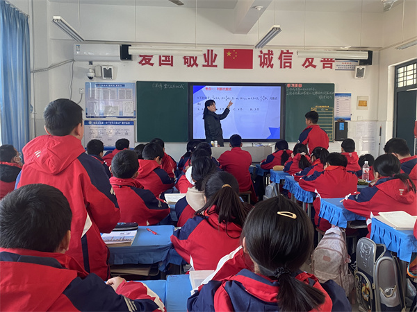 聚焦复习 共研共进——咸阳市高新一中初中部开展数学组﻿期末复习研讨活动