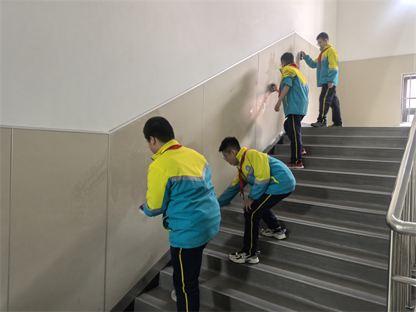 新学期·焕新颜——咸阳市高新一中小学部举办红领巾志愿者活动