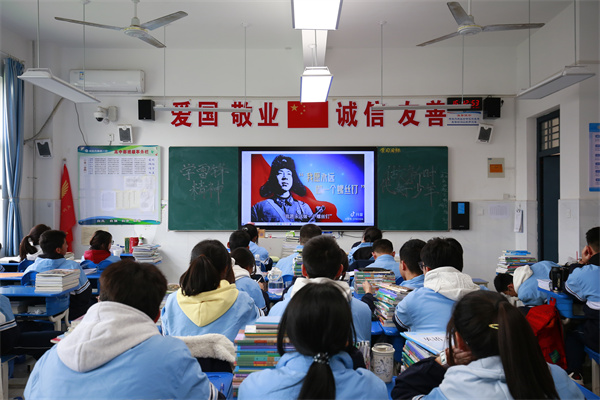 咸阳市高新一中高中部举办“学雷锋”主题班会活动