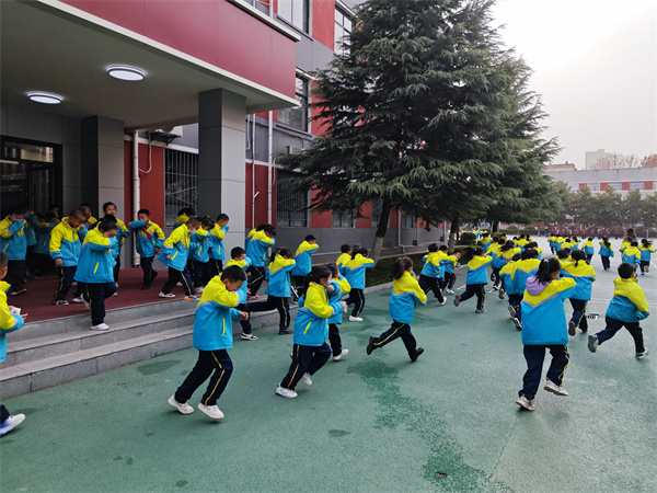 警钟长鸣 守护平安——咸阳市高新一中小学部举行消防应急疏散演练