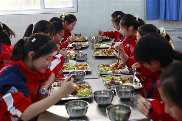 胃饱心暖 学海扬帆&mdash;&mdash;咸阳市高新一中初中部午间生活纪实