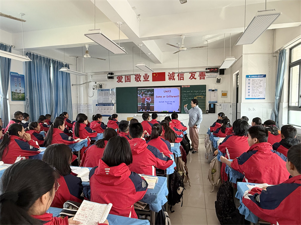 以课为媒 共研共进——咸阳市高新一中初中部开展党员示范课活动