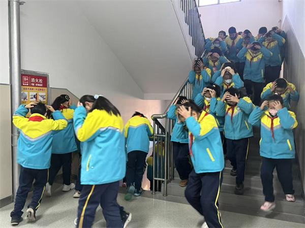 ​以演练促安全 以行动护成长&mdash;&mdash;咸阳市高新一中小学部举办防震疏散演练